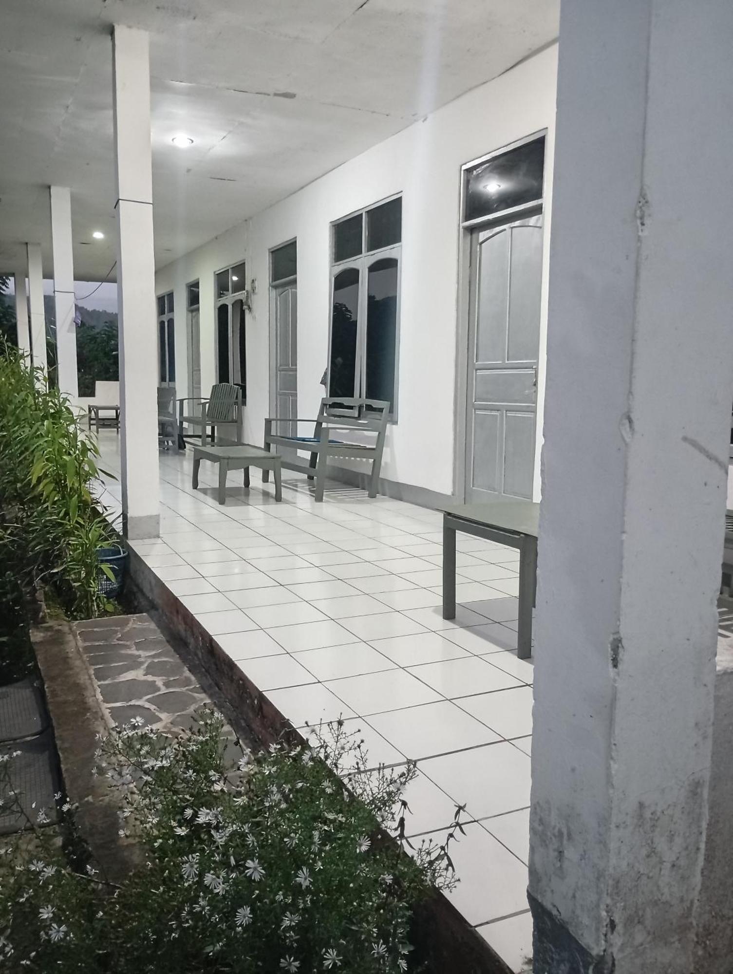 Hidayah Homestay Kelimutu Extérieur photo